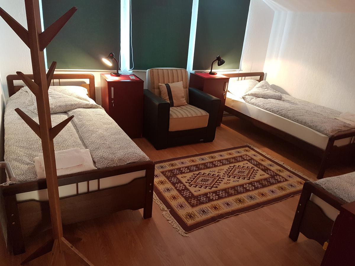Hostel Tuba Pristina Extérieur photo